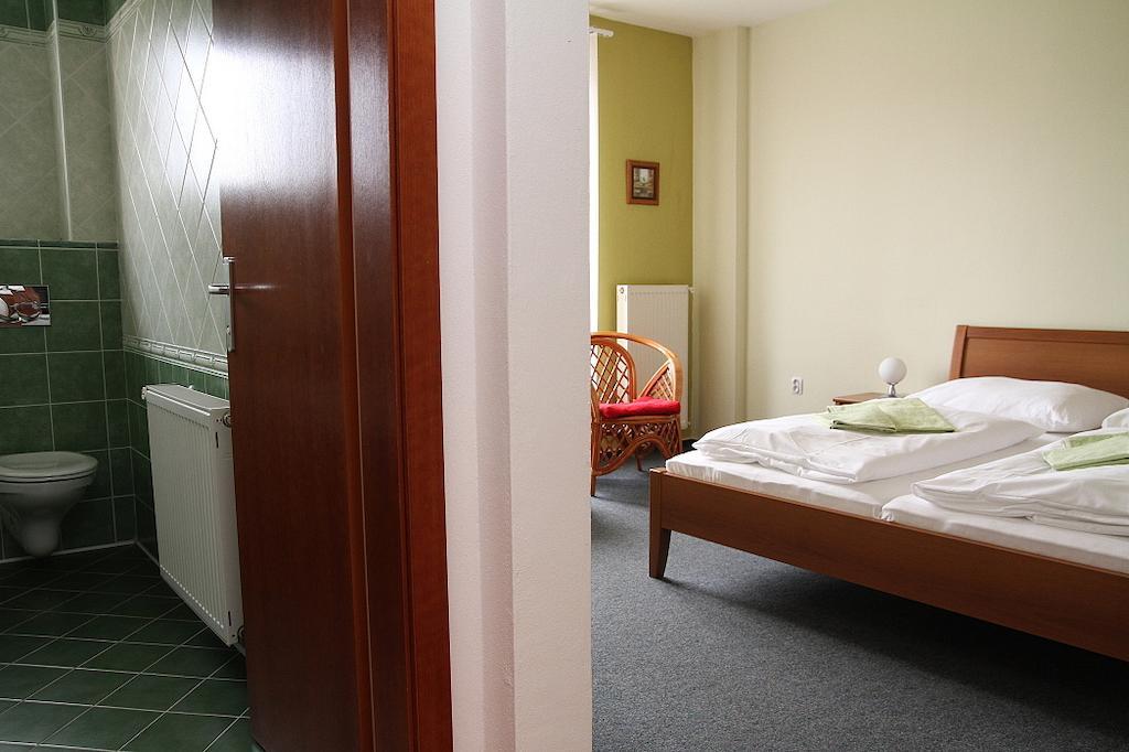 Milotin Hotel Зуберец Екстериор снимка