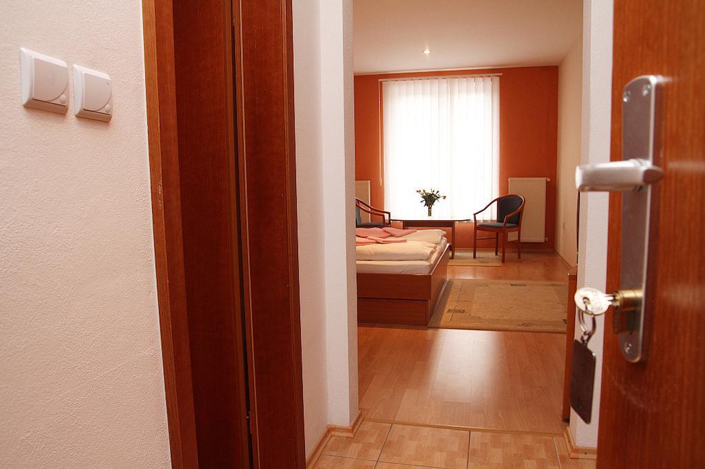 Milotin Hotel Зуберец Екстериор снимка